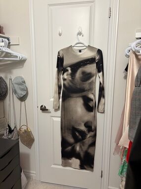 2/15$ SHEIN Black and Cream Photo-Print Maxi Dress